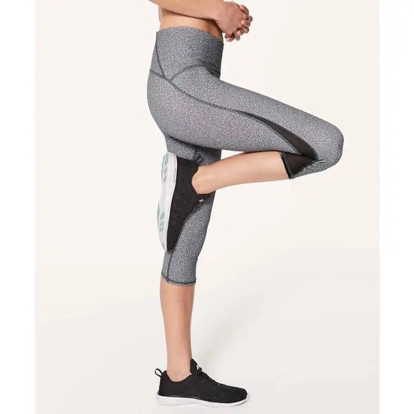 Lululemon Train Times Crop 17" Leggings Fractal Alpine White Black SZ 8 - Picture 1 of 6